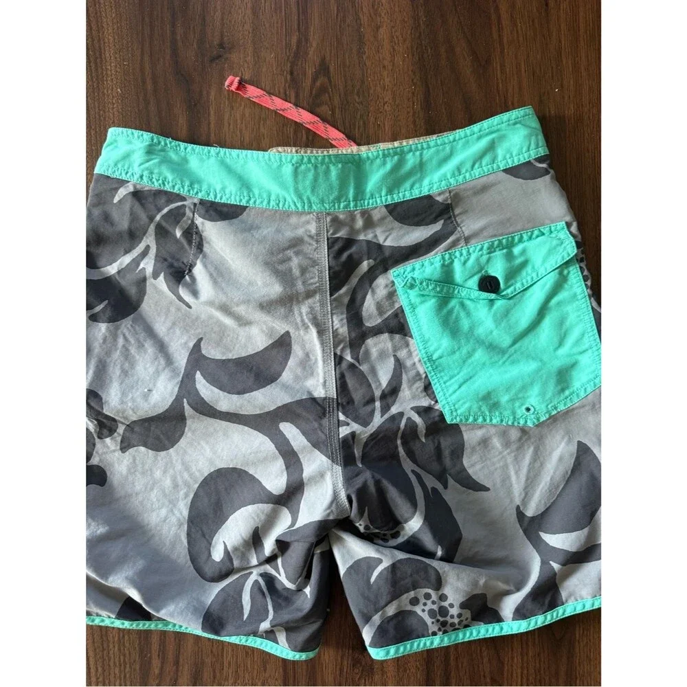 Patagonia Floral Wavefarer Board Shorts Size 30